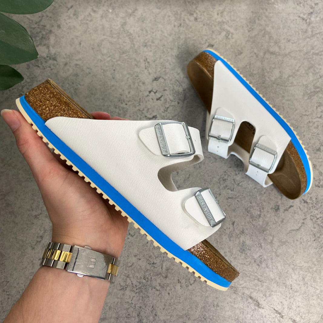 Hvid Arizona sandal fra Birkenstock med godkendte skridhæmmende såler