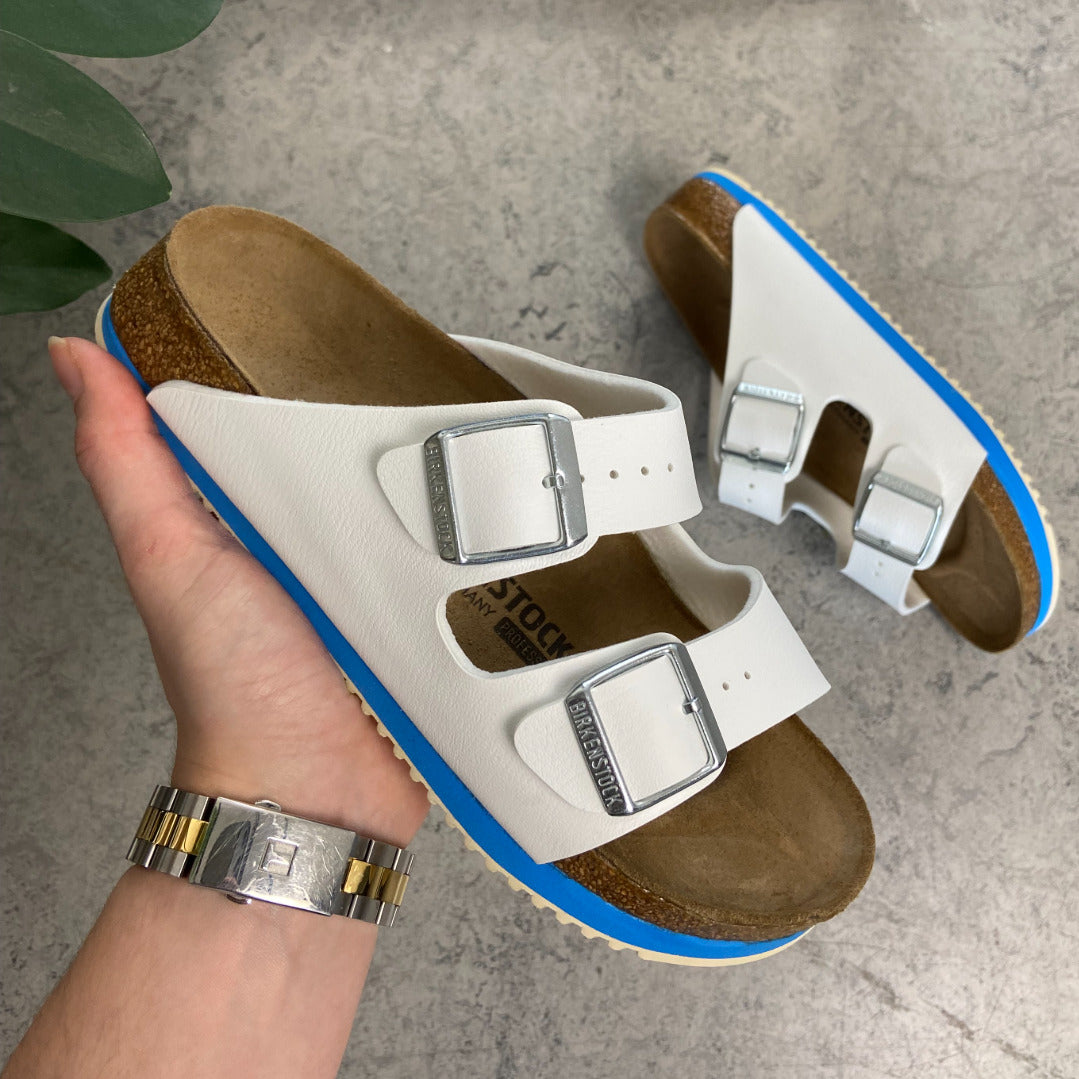Hvid Arizona sandal fra Birkenstock med godkendte skridhæmmende såler