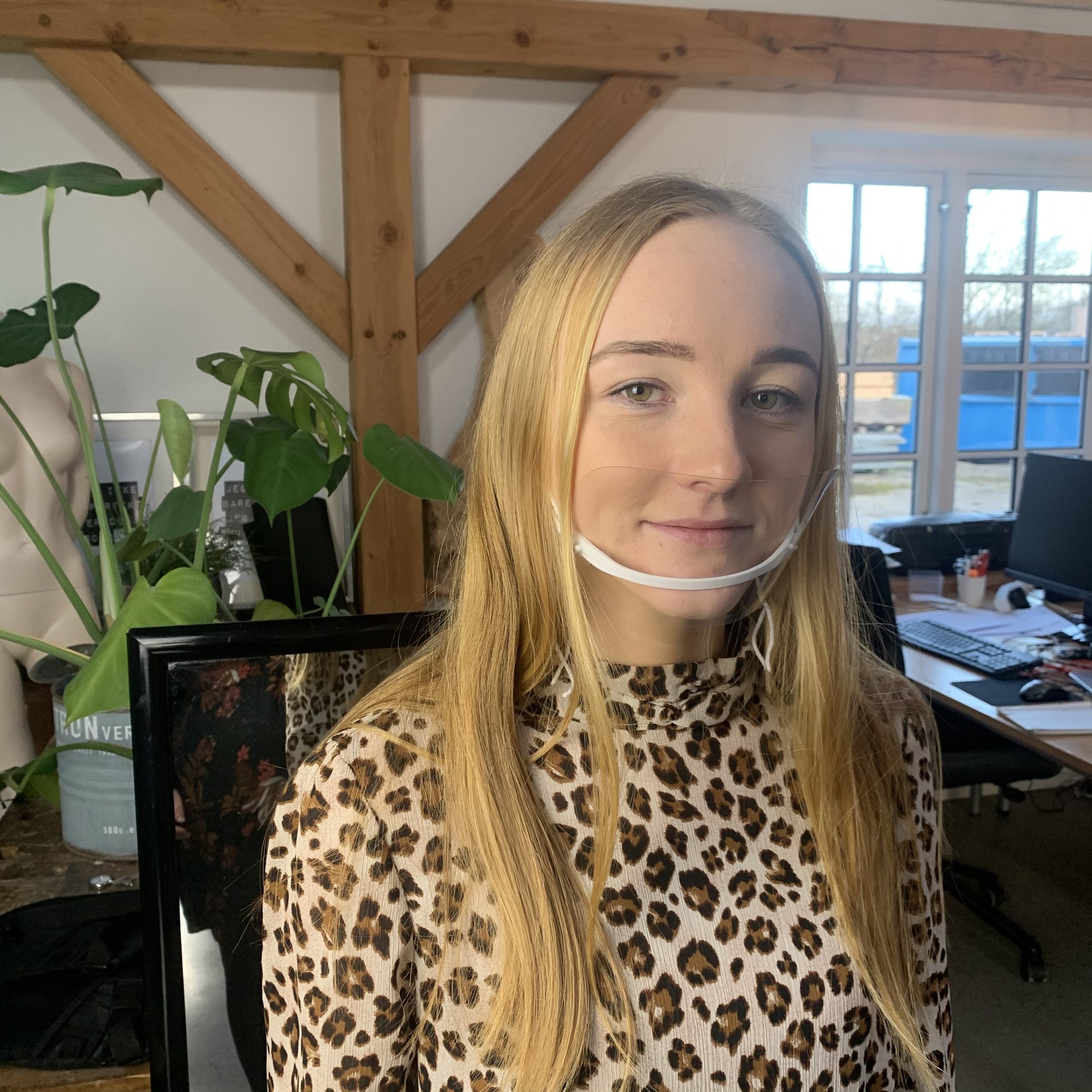 Mund visir med hvid bøjle