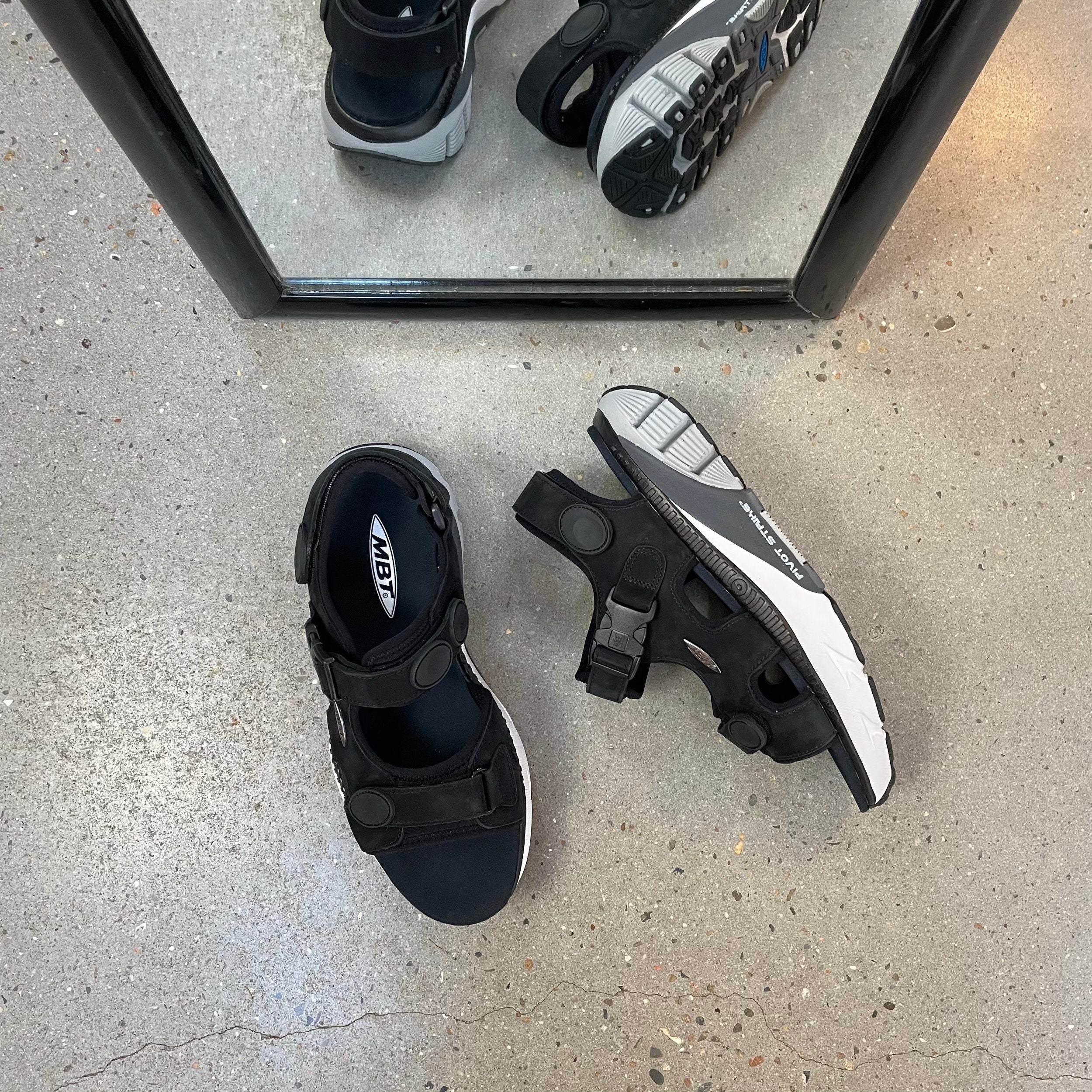 MTR sandal fra MBT i sort med de kendte MBT såler