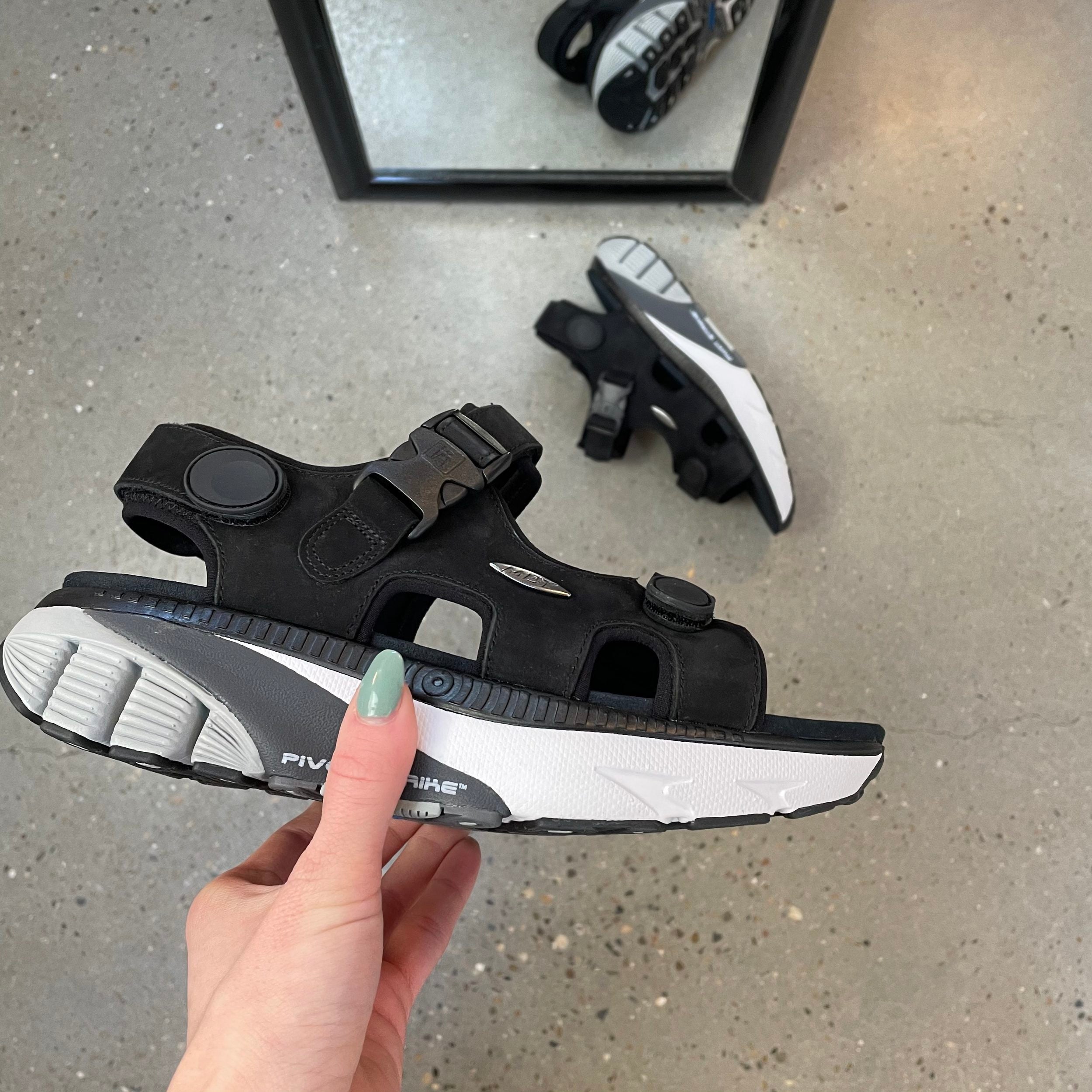 MTR sandal fra MBT i sort med de kendte MBT såler