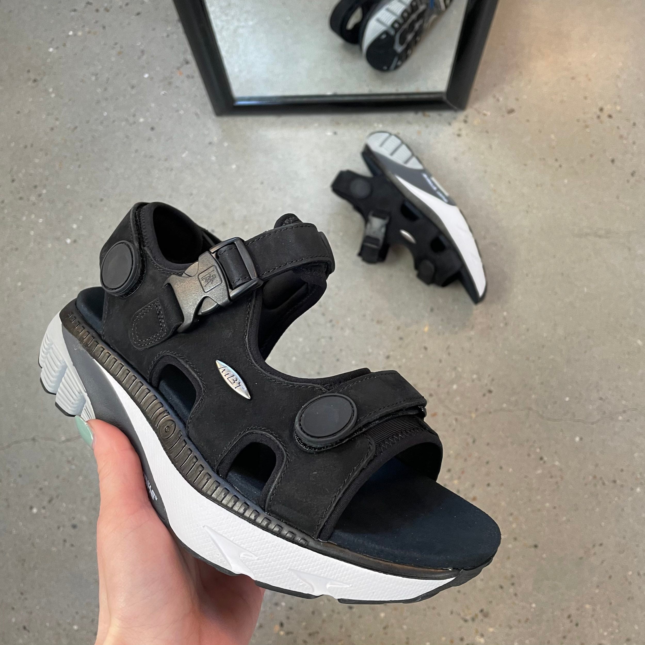 MTR sandal fra MBT i sort med de kendte MBT såler