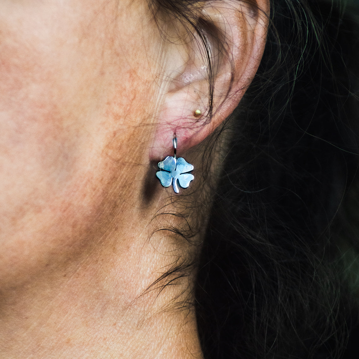 Kløver øreringe i sølvtone