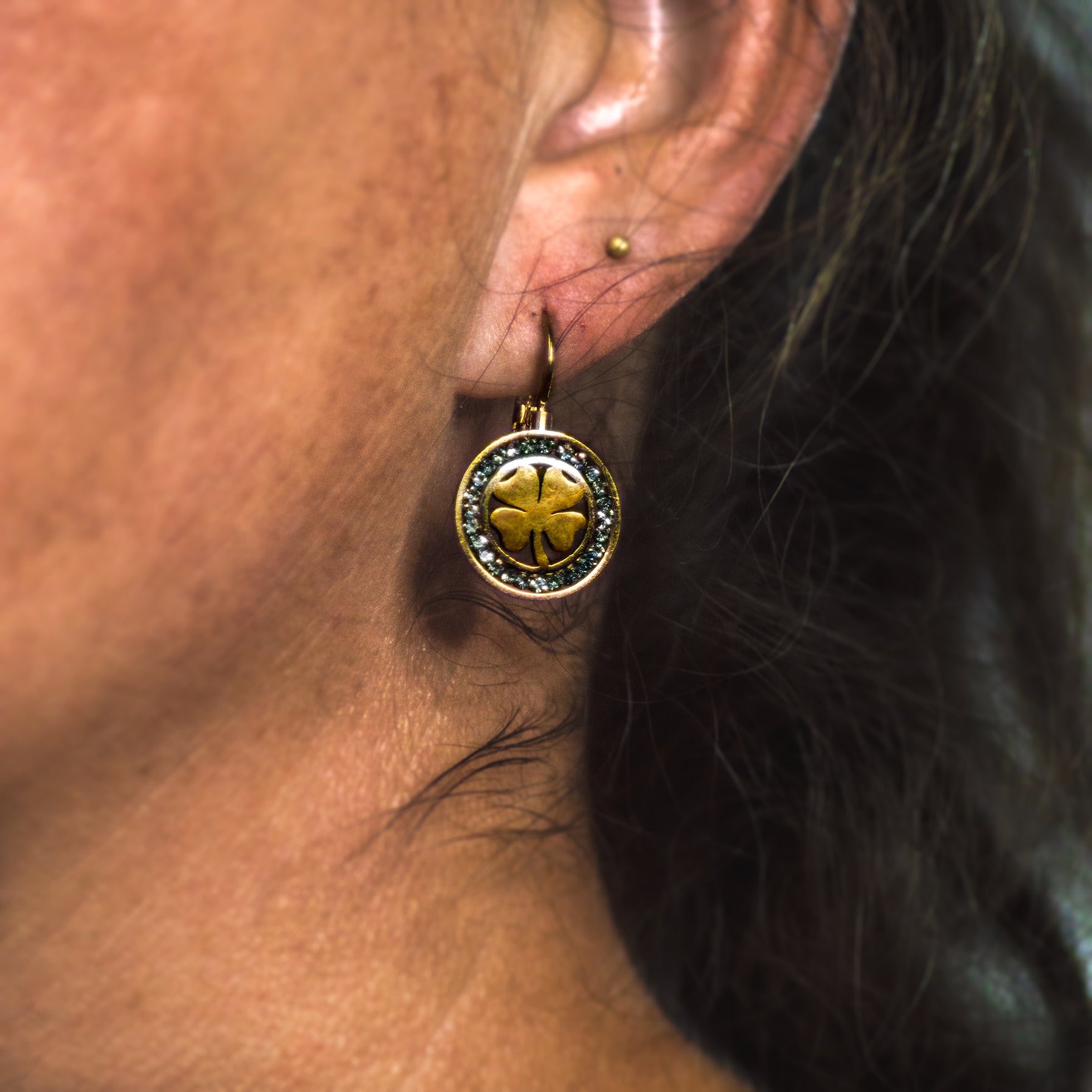 Kløver øreringe med sten i guldtone