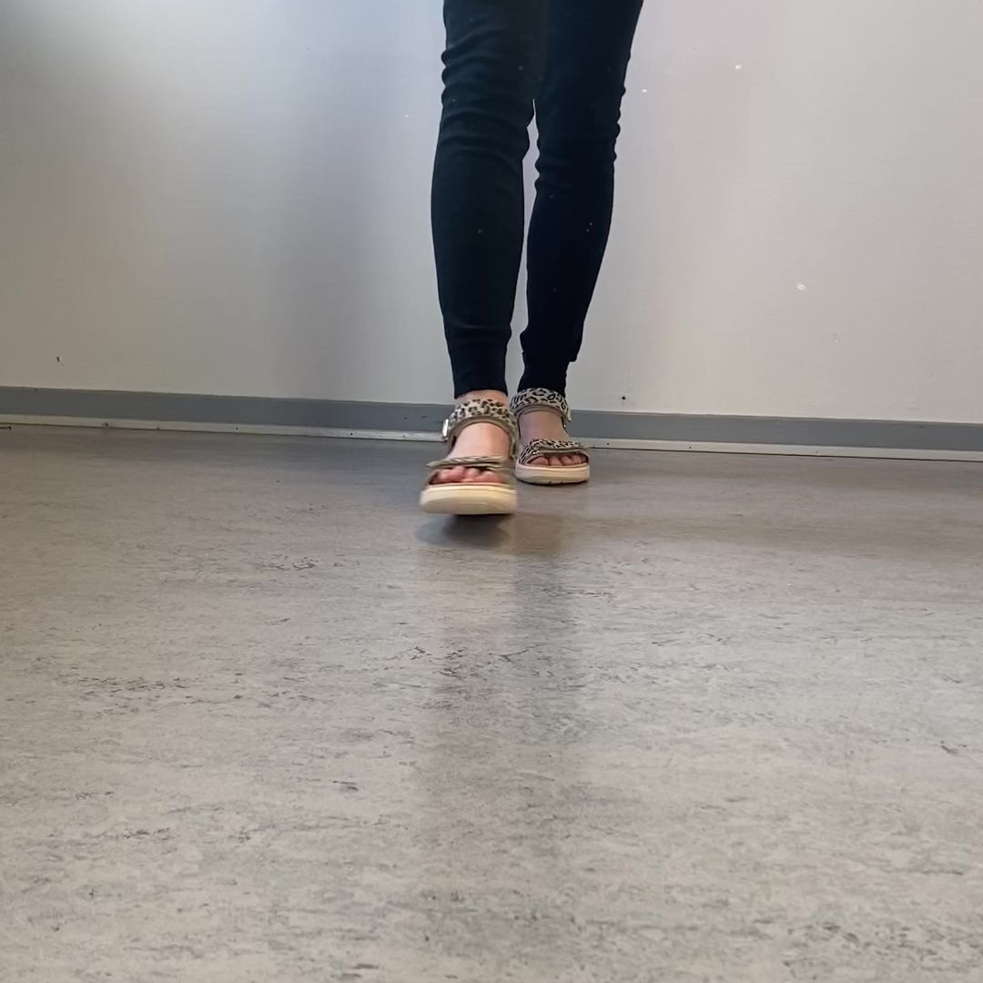 Indlæs video: Line - Leopard - WODEN sandal