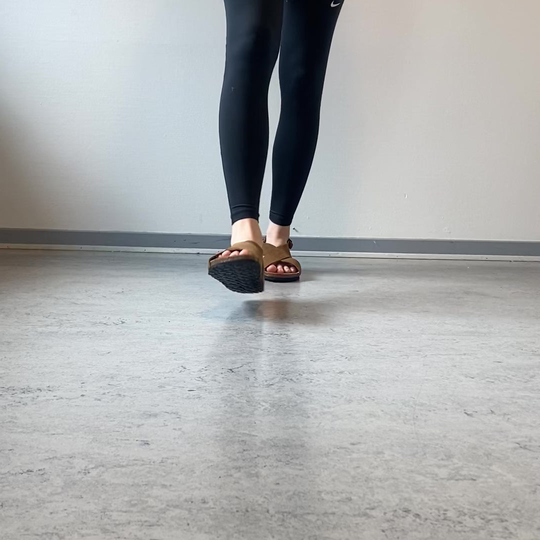 Indlæs video: Serraje Roble – brun sandal med krydsremme &amp; bagrem | Sygeplejebutikken