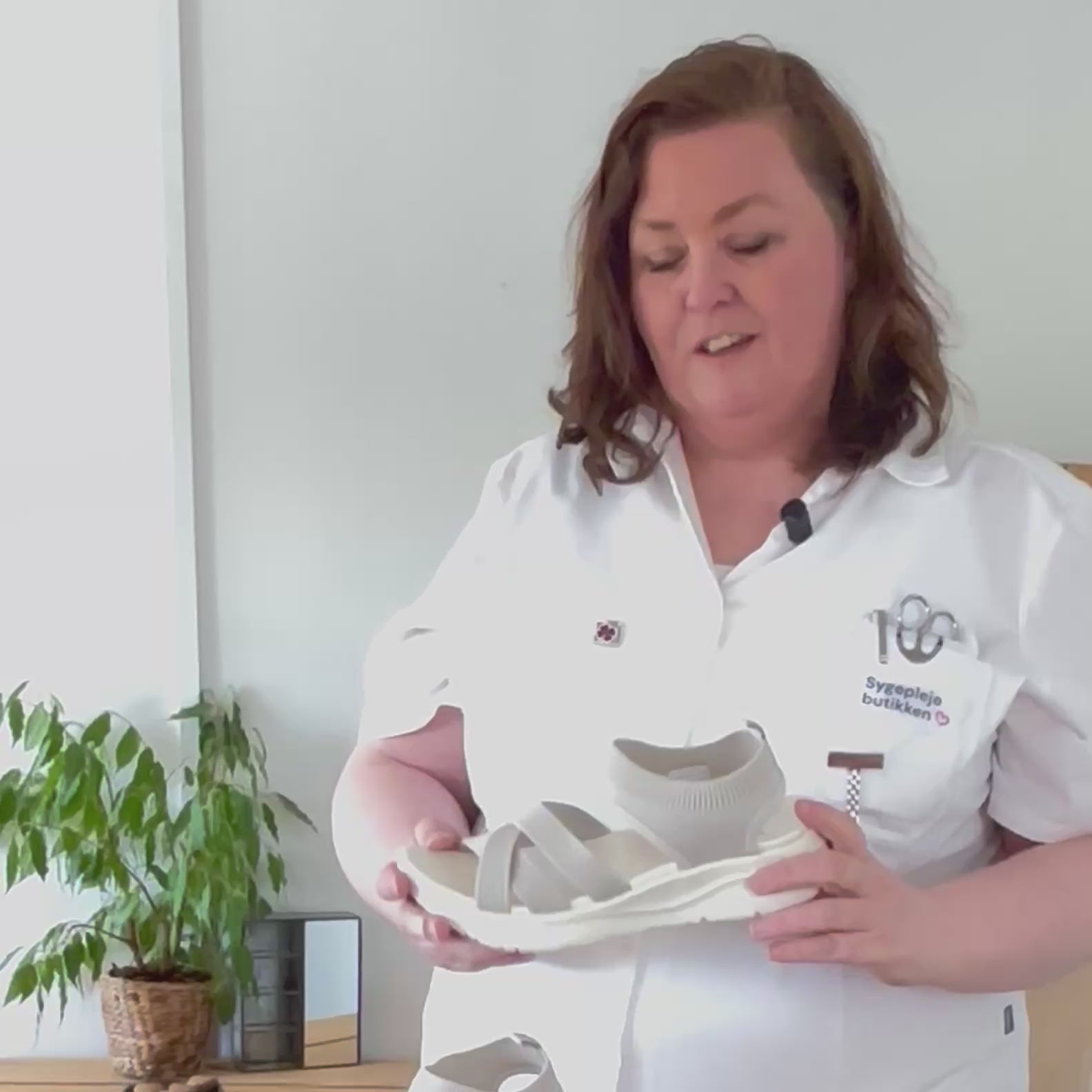 Indlæs video: Whistler sandal i beige med elastisk pasform og god stødabsorbering