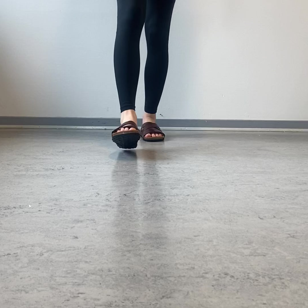 Indlæs video: Slip on sandal i brun glat skind med krydsremme – komfort &amp; støtte | Sygeplejebutikken