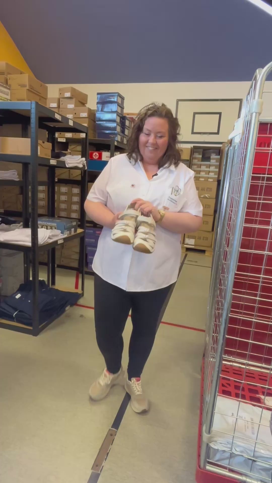 Indlæs video: Beige Teva Tirra lukket sandal med tåbeskyttelse, svangstøtte og stødabsorbering