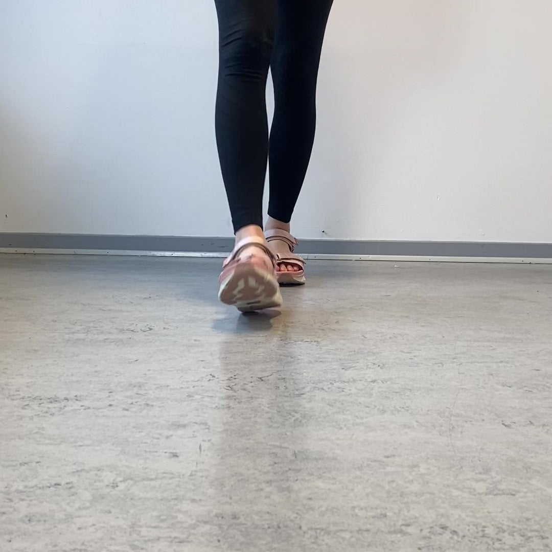 Indlæs video: Rosa sandal – Sygeplejebutikken