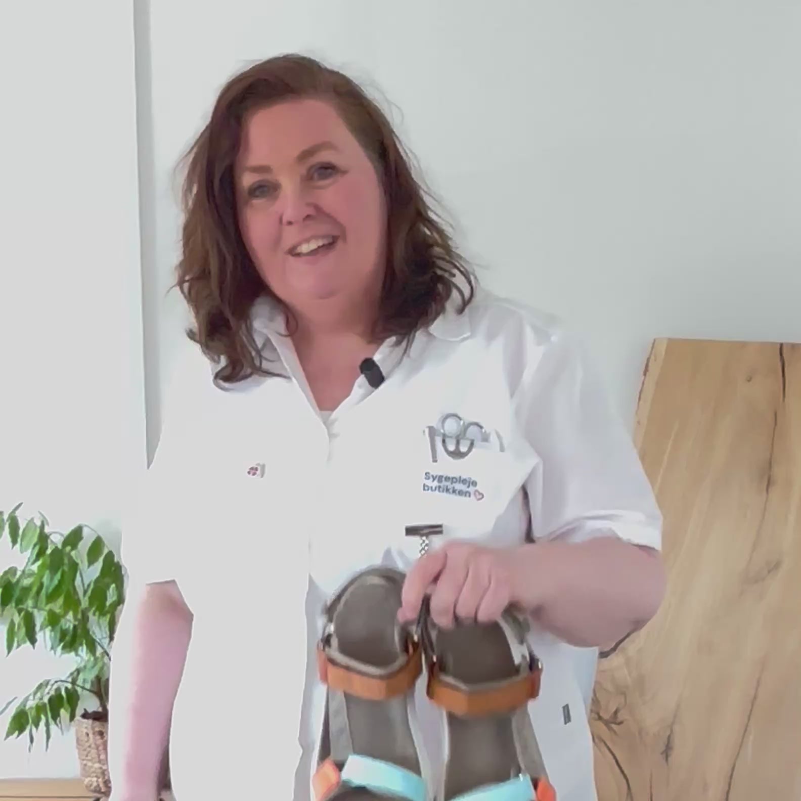 Indlæs video: Green Comfort sandal - Let, stødabsorberende sandal med optimal støtte hele dagen