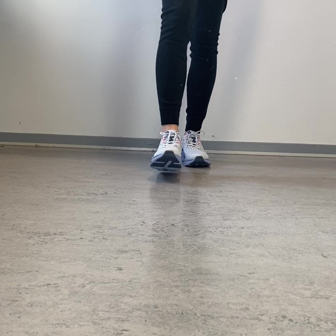 Indlæs video: Skechers Glide-Step Aldus i lys blå – slip in sneaker med svangstøtte &amp; stødabsorbering