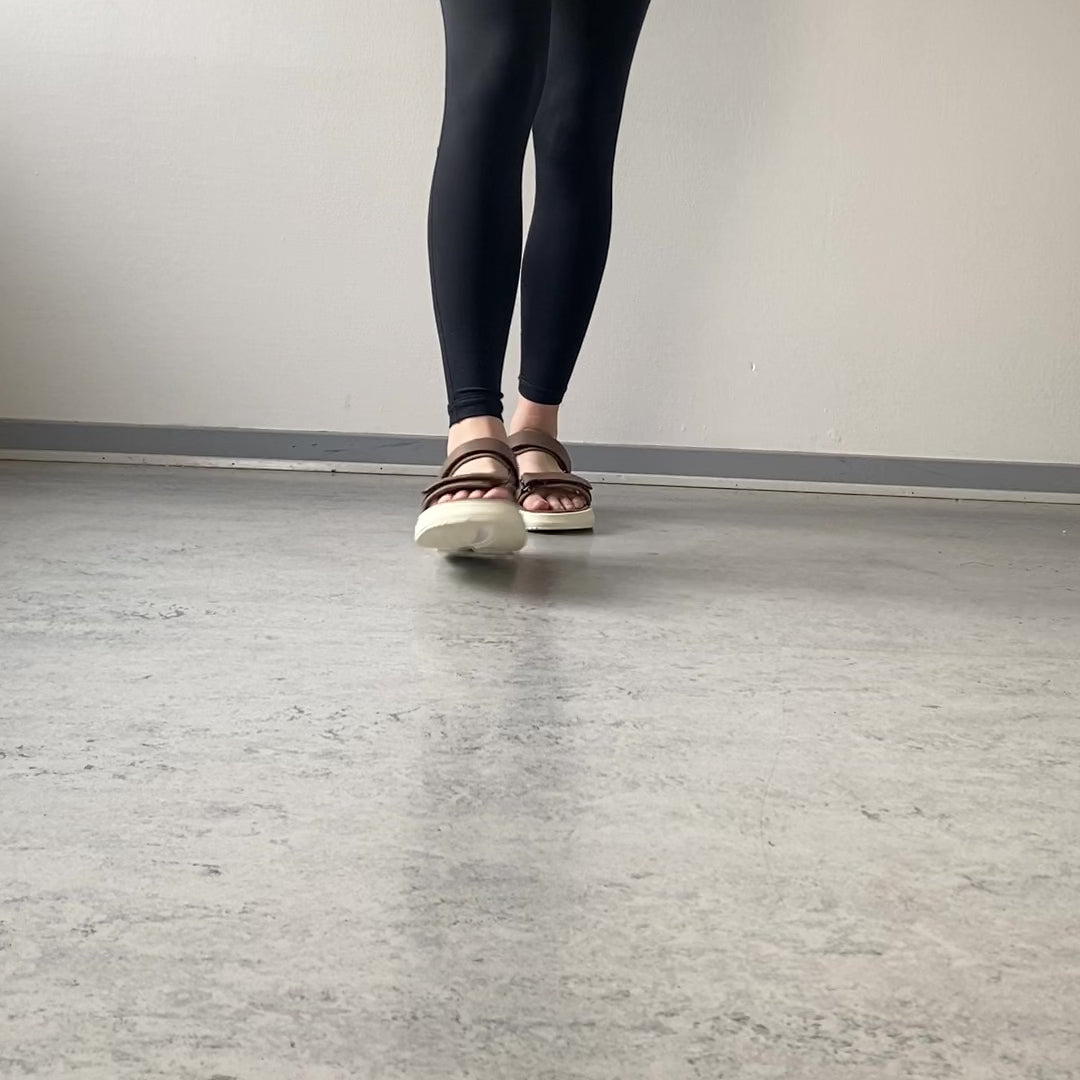 Indlæs video: Gaitline sandal – brun sandal med SGL Technology™ &amp; stødabsorberende IGNITE skum