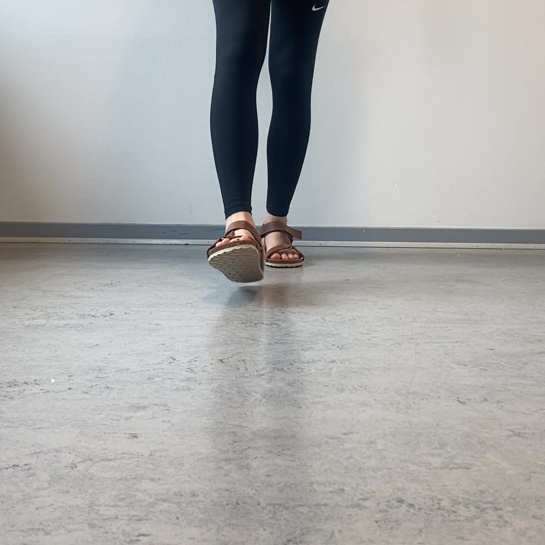 Indlæs video: Crazy Brandi sandal i brun skind – komfort sandal med fast pasform | Sygeplejebutikken