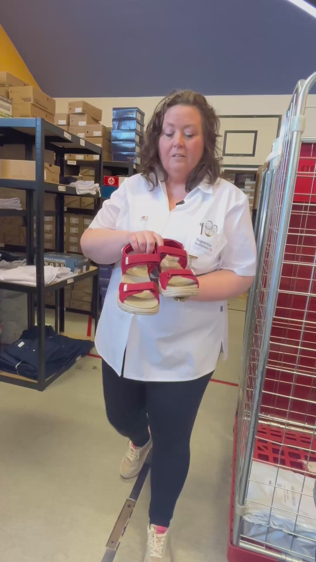 Indlæs video: Green comfort sandaler i rød - stødabsorberende sandal med rummelig pasform