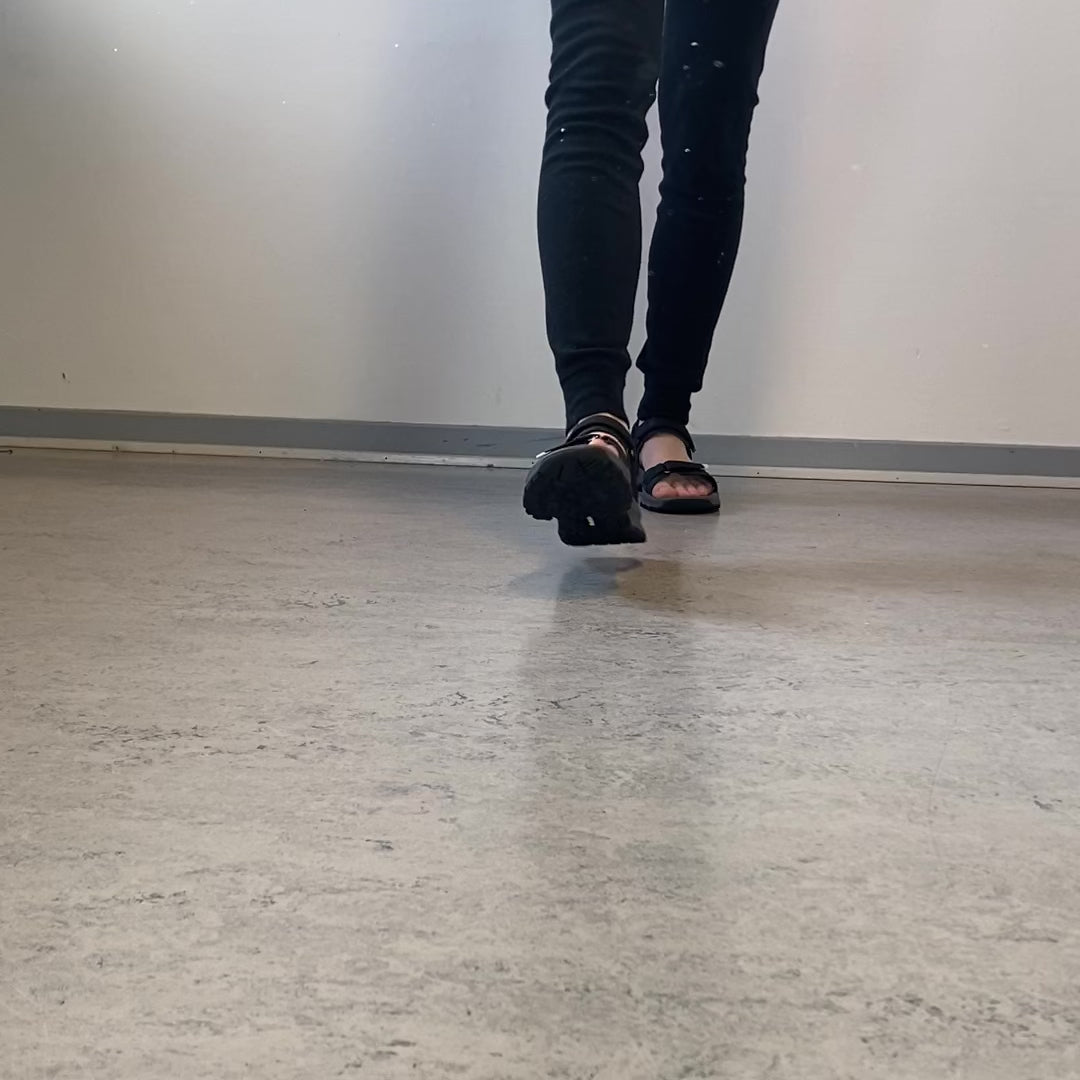 Indlæs video: Merrell sandal med stødabsorberende komfort til arbejde &amp; aktiv hverdag