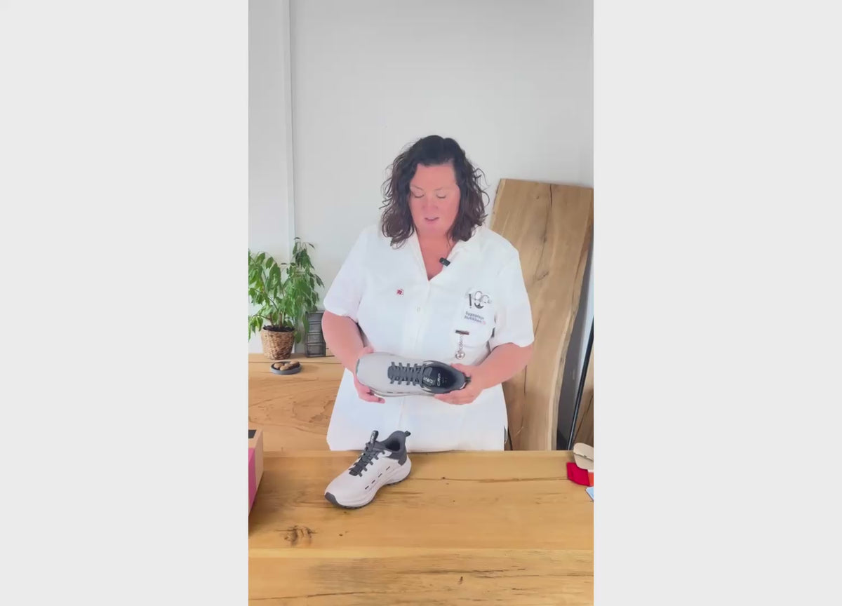 Indlæs video: CMP Kymber Easy-Fit – lys grå sneaker med elastiksnørebånd
