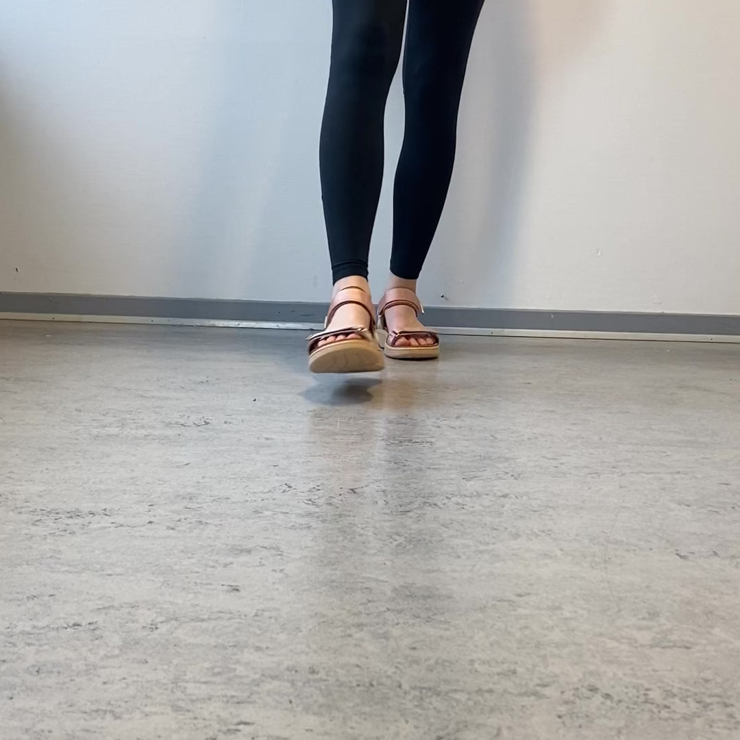 Indlæs video: Woden sandal – Blush