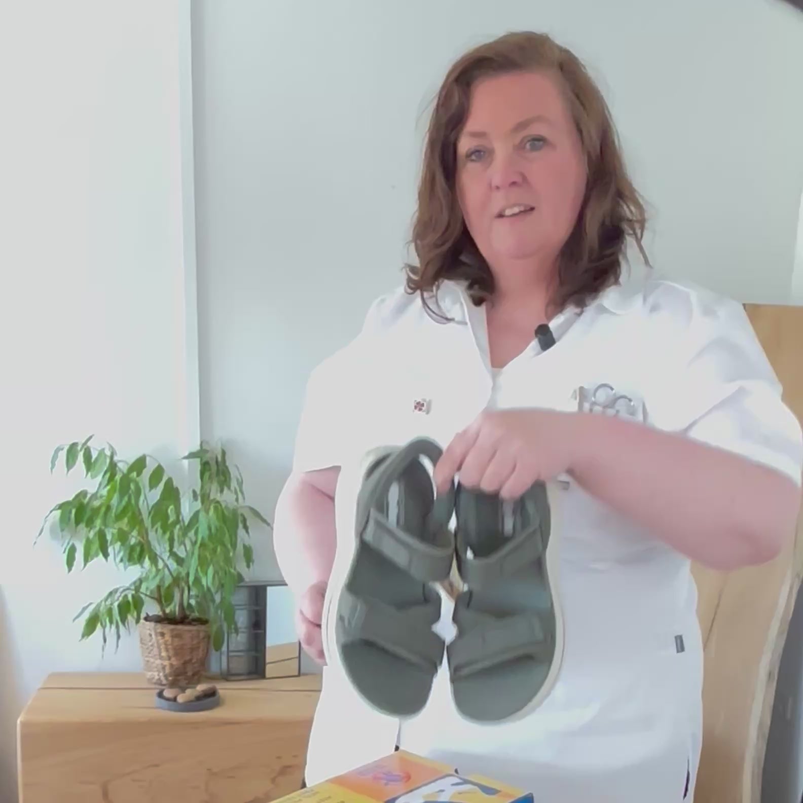 Indlæs video: Skechers Max Cushioning sandal i olivengrøn – maksimal komfort &amp; nem Slip-ins pasform