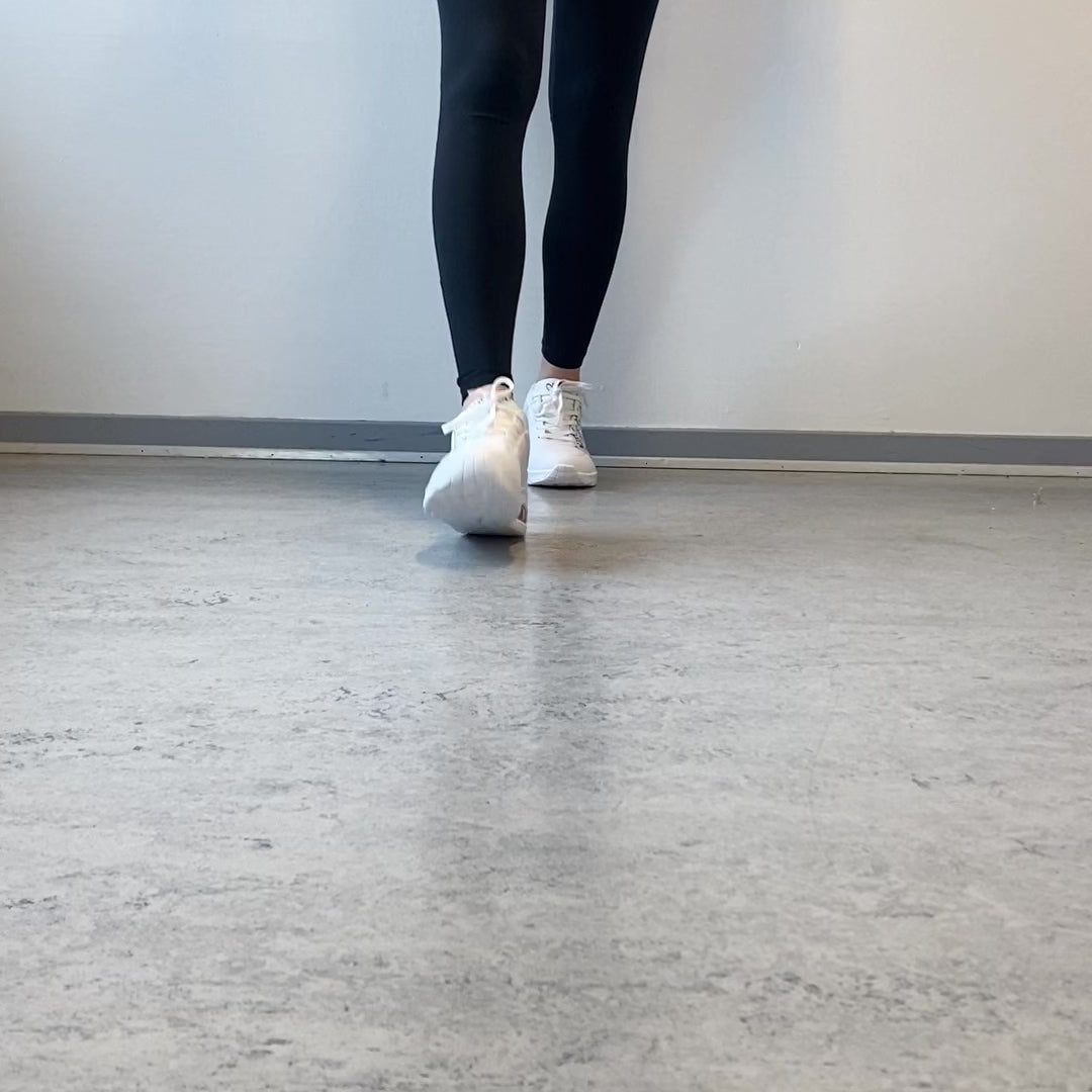 Indlæs video: Skechers Street™ x JGoldcrown: UNO – Hjertesko