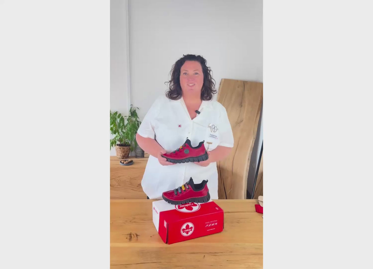 Indlæs video: Rieker sko til dame i rød – fleksibel slip-on komfort