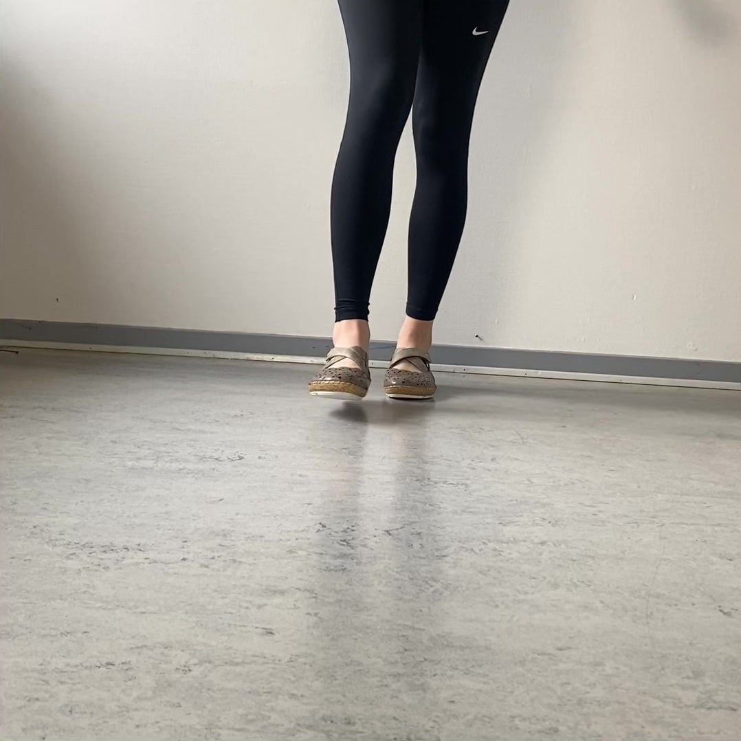 Indlæs video: Rieker beige lukket sandal med velcro &amp; blomstermønster