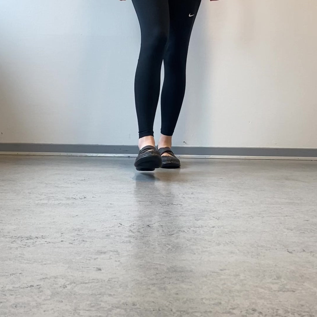 Indlæs video: Rieker Ready 2 Go sko – grå dame sneaker der er nem at træde i