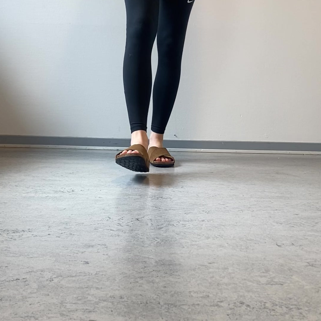 Indlæs video: Serraje Roble – brun slip on sandal med krydsremme &amp; komfort | Sygeplejebutikken