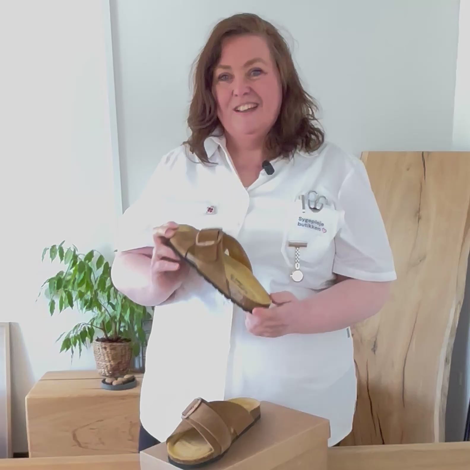 Indlæs video: Brun slip on sandal med dobbelt rem – komfort sandal med støtte | Sygeplejebutikken
