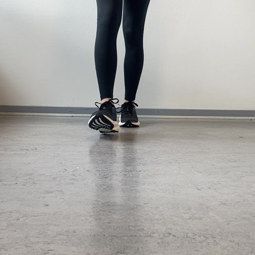 Indlæs video: Merrell Morphlite – sort/hvid løbe- og gåsko til alsidigt underlag