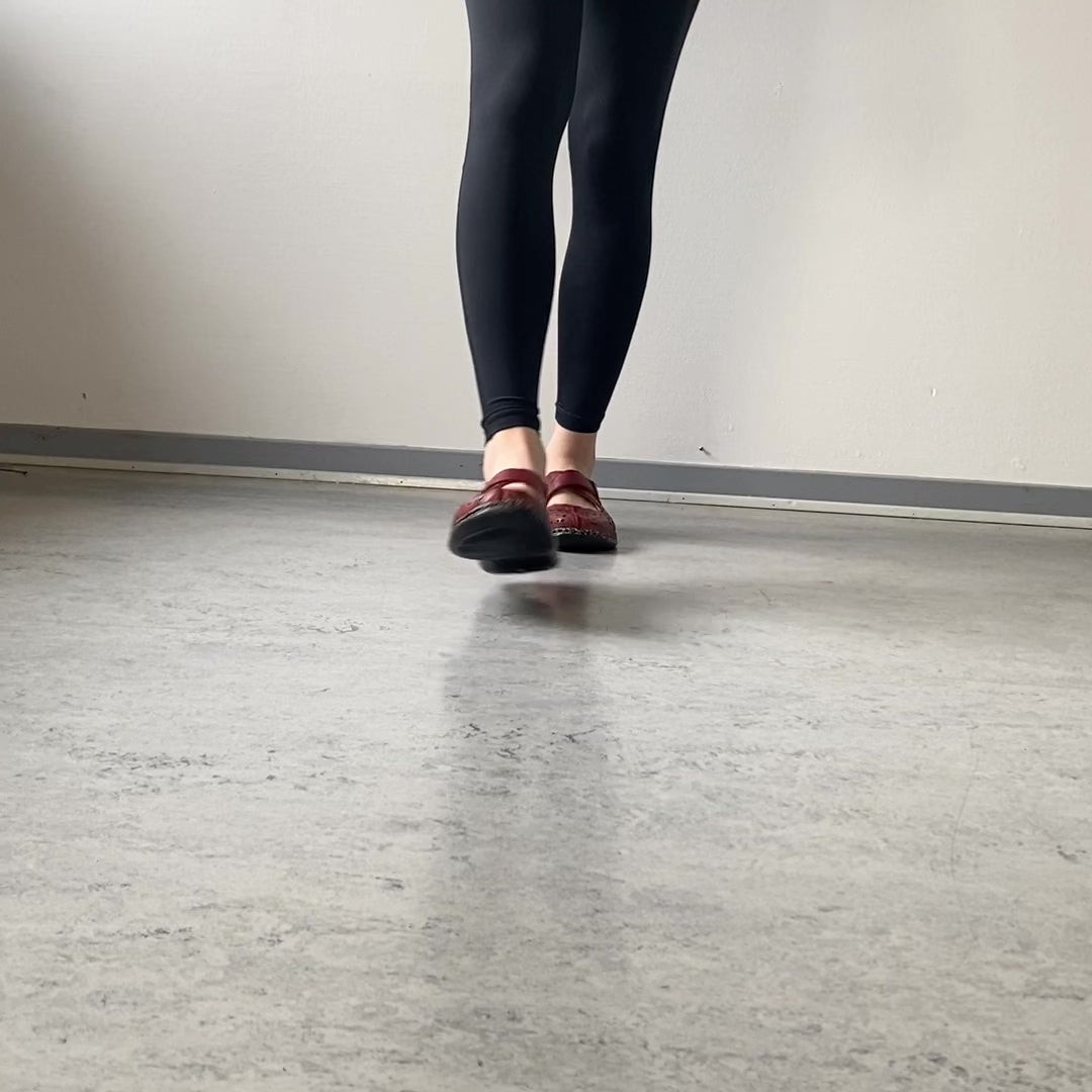 Indlæs video: Rieker Ready 2 Go sko – rød dame sneaker der er nem at træde i