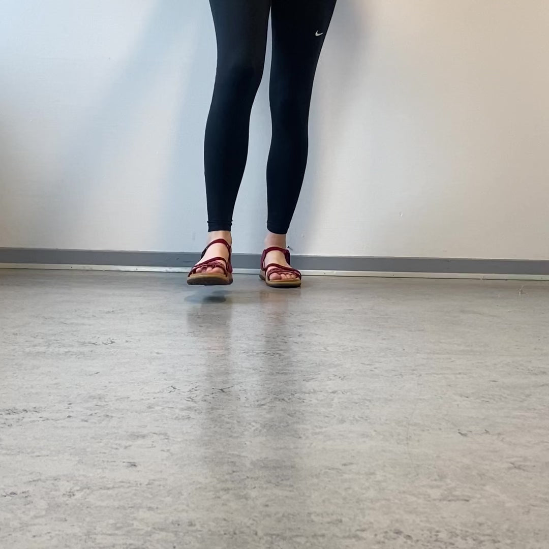 Indlæs video: Rød sandal med elastikremme &amp; velcro – feminin &amp; fleksibel til sommeren