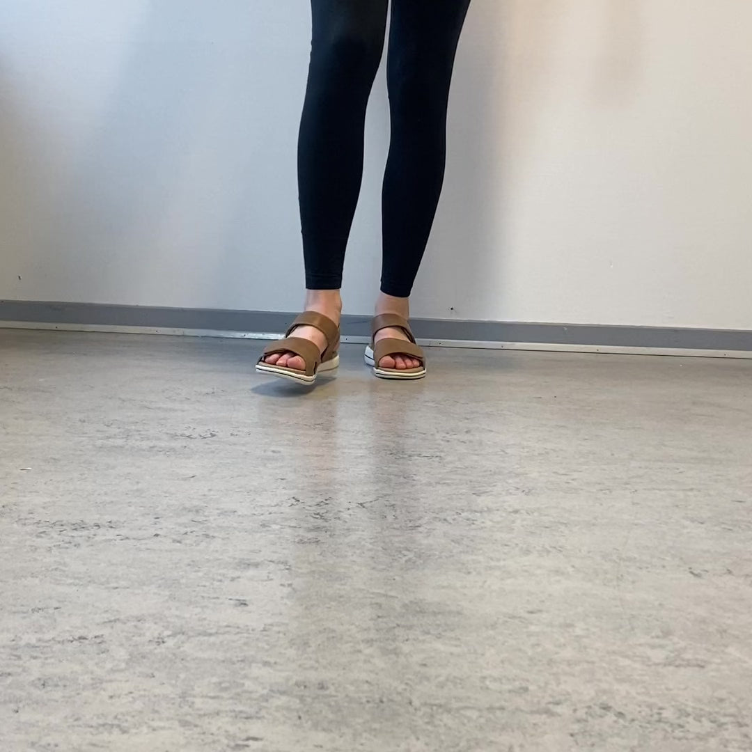 Indlæs video: Green Comfort Leaf sandal – lys brun sandal i skind med svangstøtte &amp; velcro