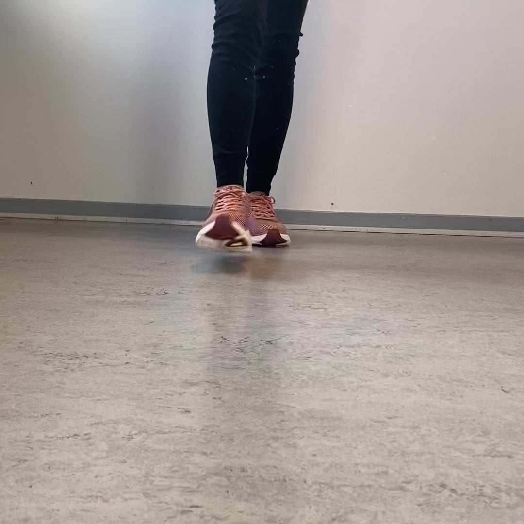 Indlæs video: Skechers Max Cushioning Rosa slip on sneaker med maksimal stødabsorbering