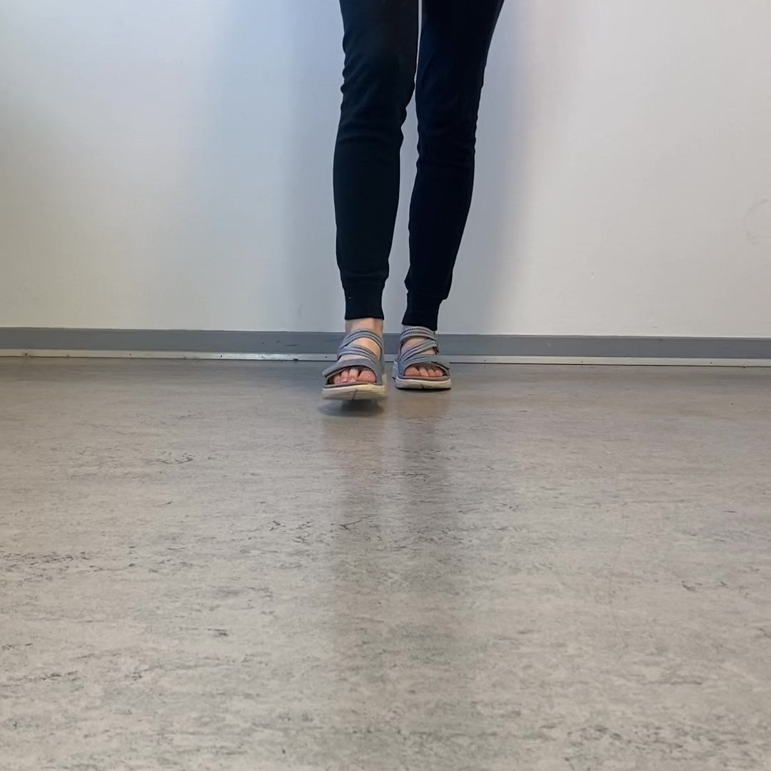 Indlæs video: Blå komfort sandal med elastiske remme – let &amp; støttende