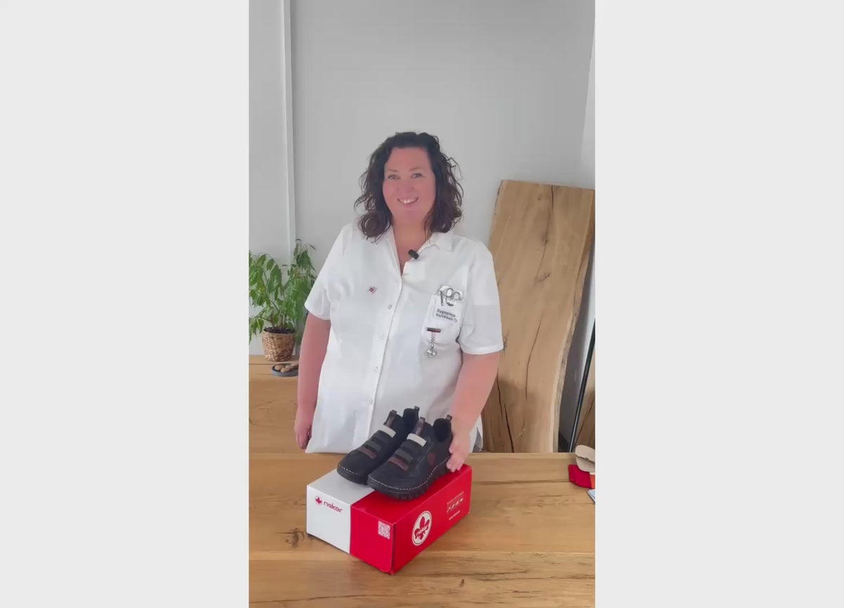 Indlæs video: Rieker sko til dame i sort – fleksibel slip-on komfort
