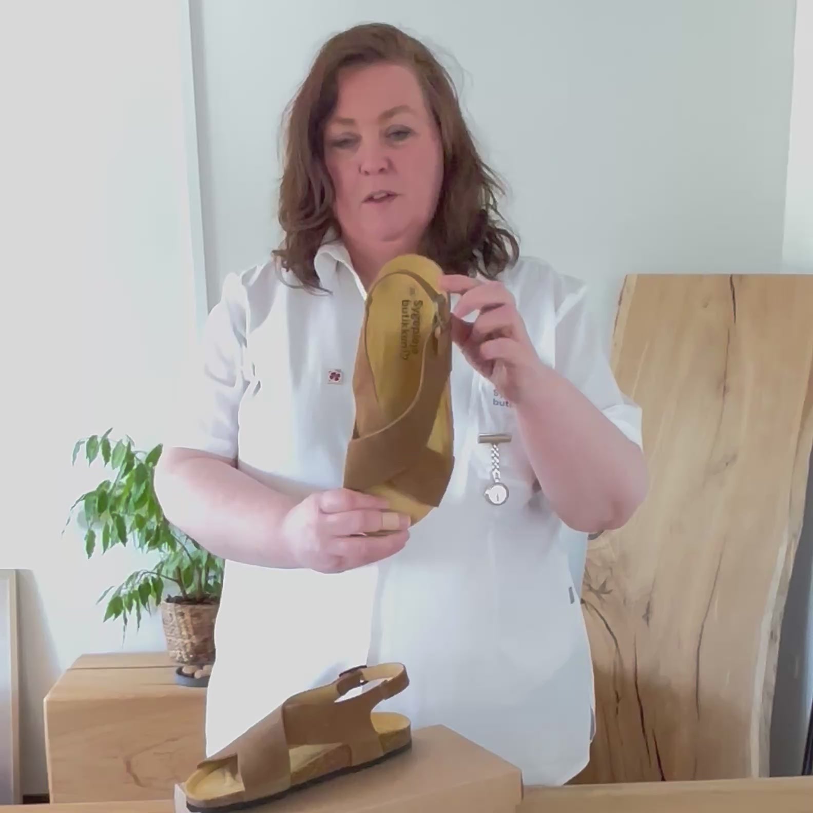 Indlæs video: Serraje Roble – brun sandal med krydsremme &amp; bagrem | Sygeplejebutikken