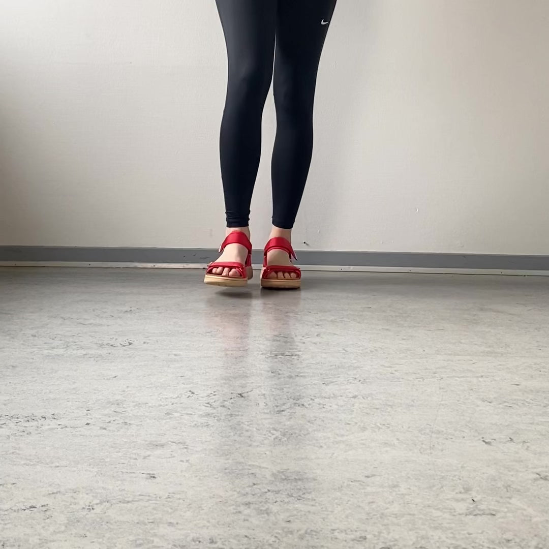 Indlæs video: Woden sandal i rød – Let komfort med karakter