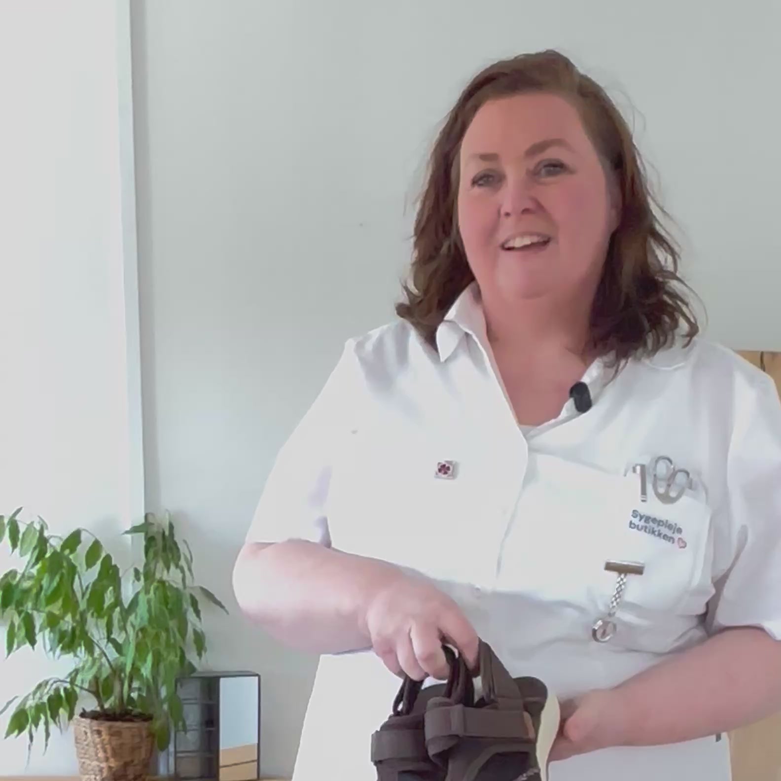Indlæs video: Brun Merrell sandal – let &amp; komfortabel sandal med justerbar pasform