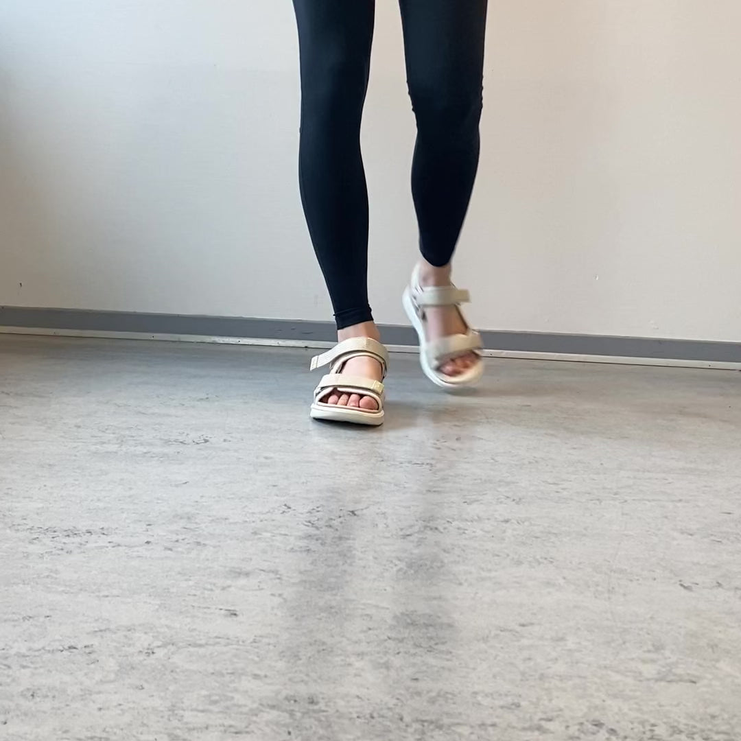 Indlæs video: Komfortabel sandal med justerbare remme &amp; let stødabsorbering