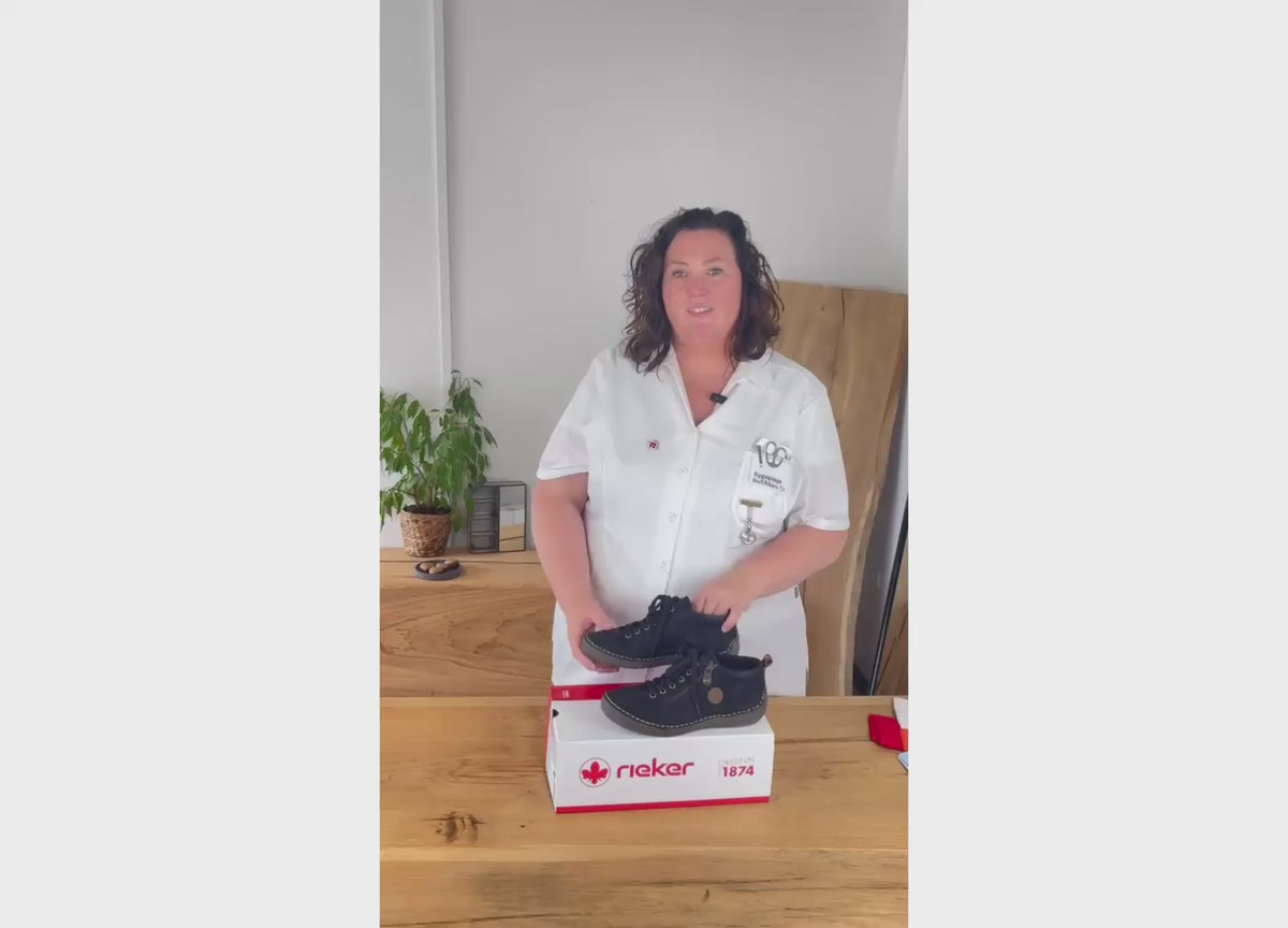 Indlæs video: Rieker Antistress støvle til dame i sort – let komfort med snøre &amp; lynlås