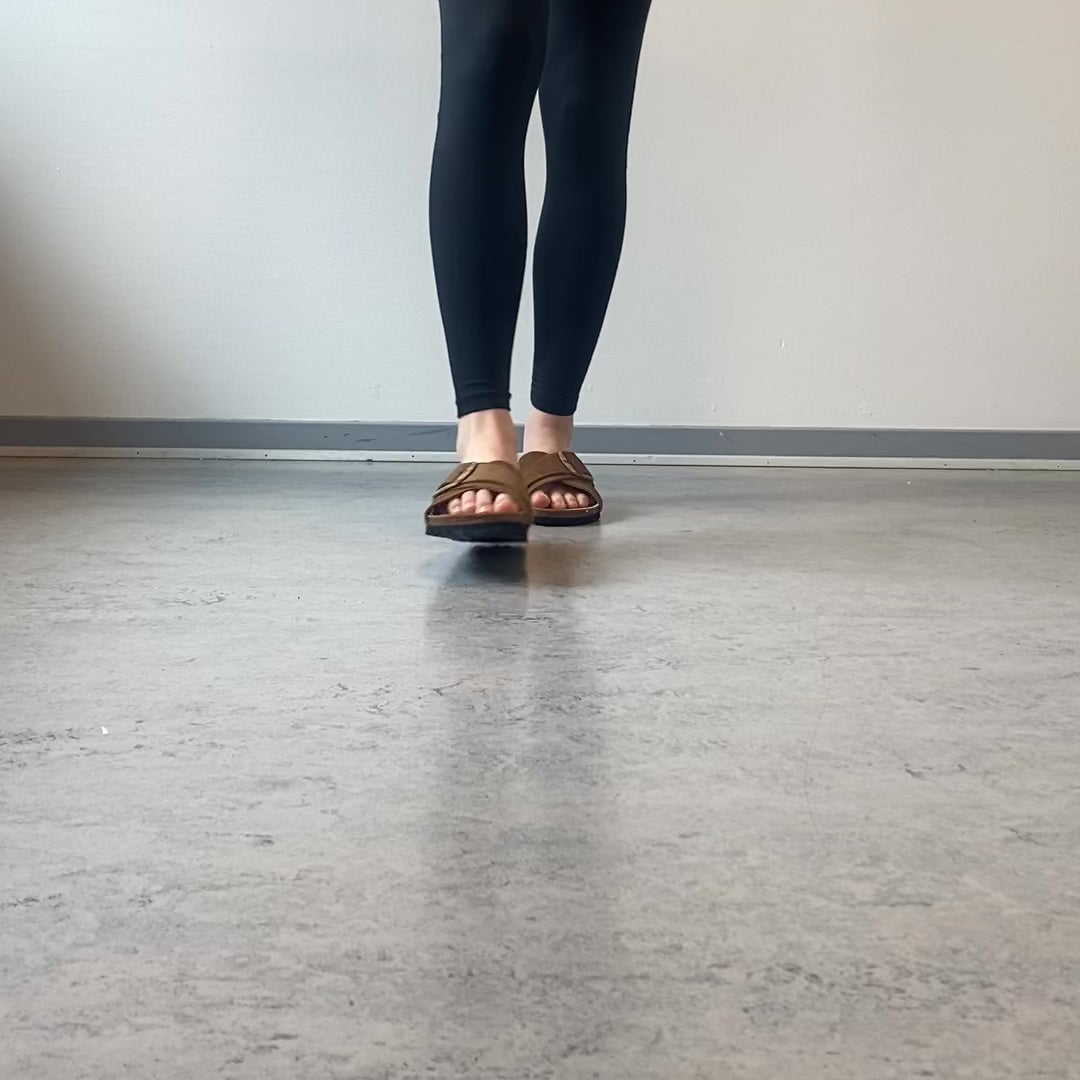 Indlæs video: Brun slip on sandal med dobbelt rem – komfort sandal med støtte | Sygeplejebutikken