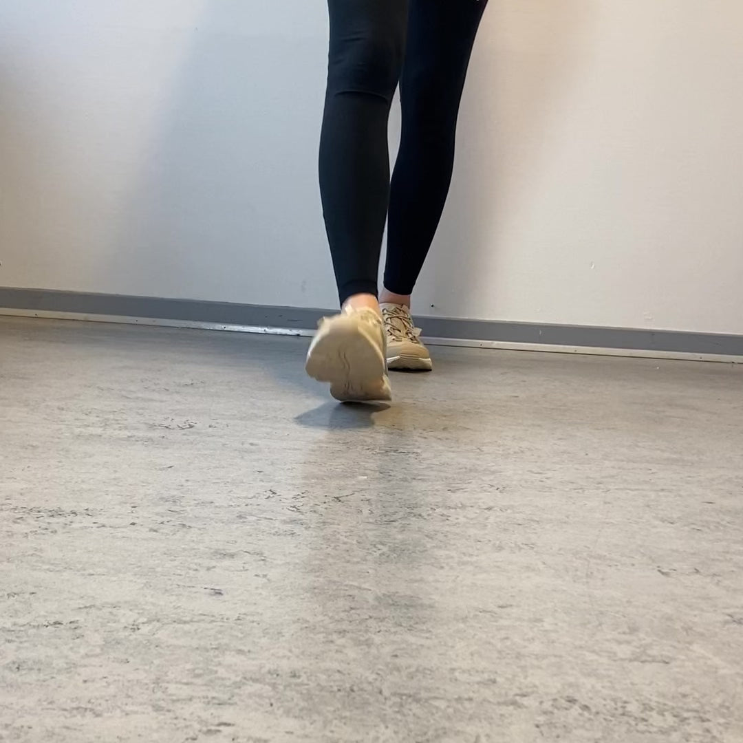 Indlæs video: Whistler Puente W Shoe – Ekstra åndbar sneaker i beige med elastiksnøre