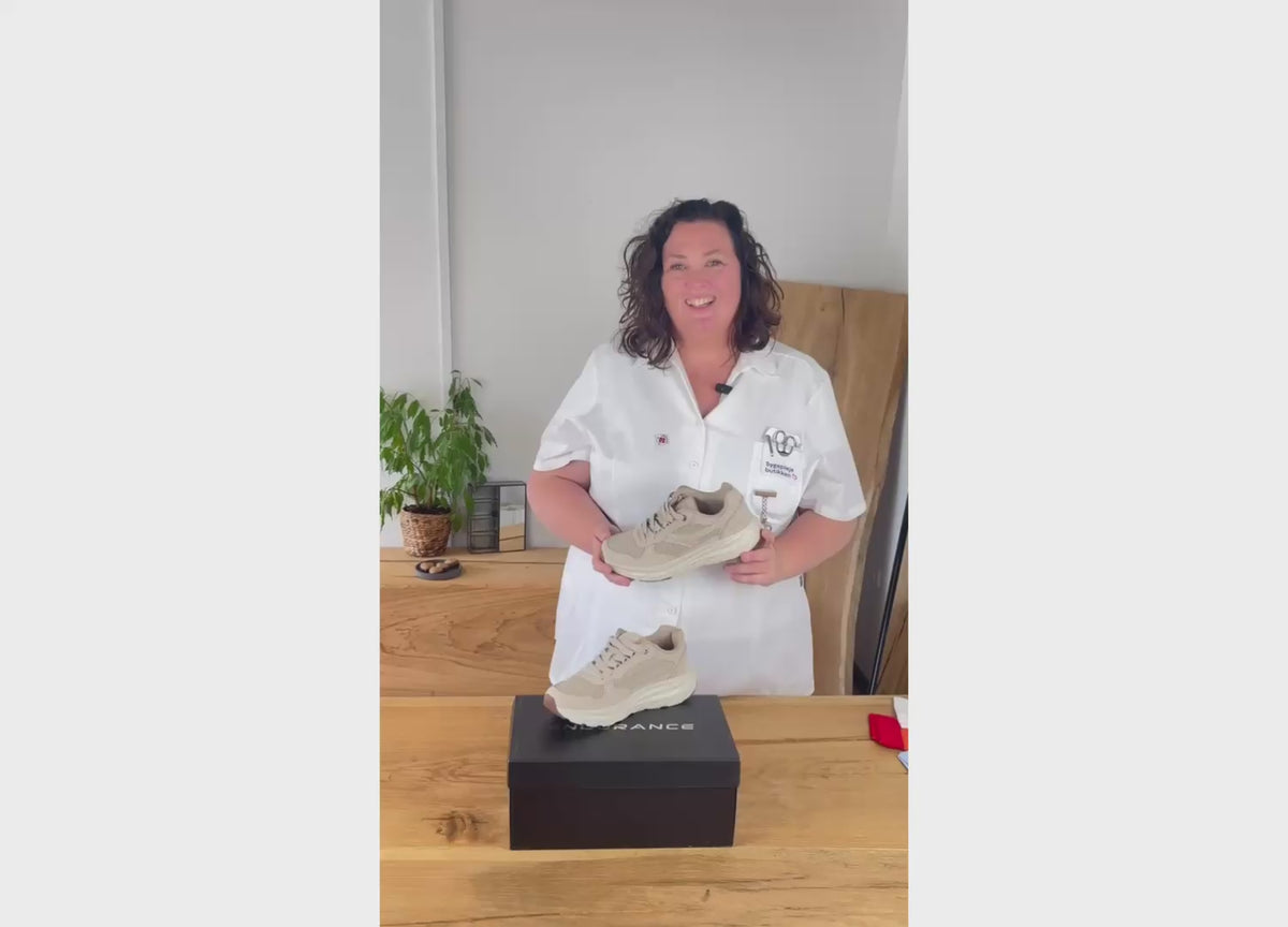 Indlæs video: Endurance komfortsko til dame – beige sneaker med let &amp; stødabsorberende sål