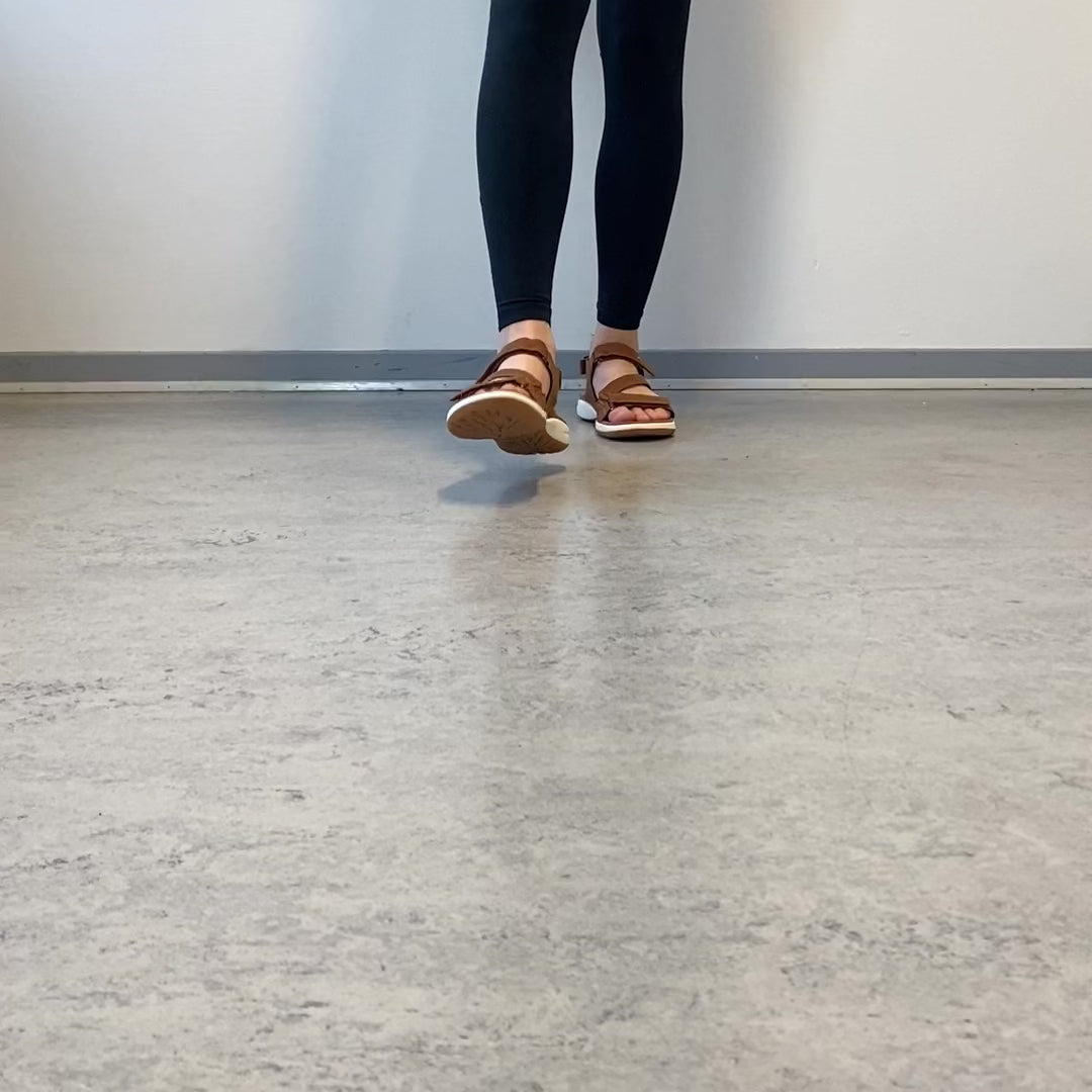 Indlæs video: Malena W sandal – brun sandal med god svangstøtte &amp; justerbare remme
