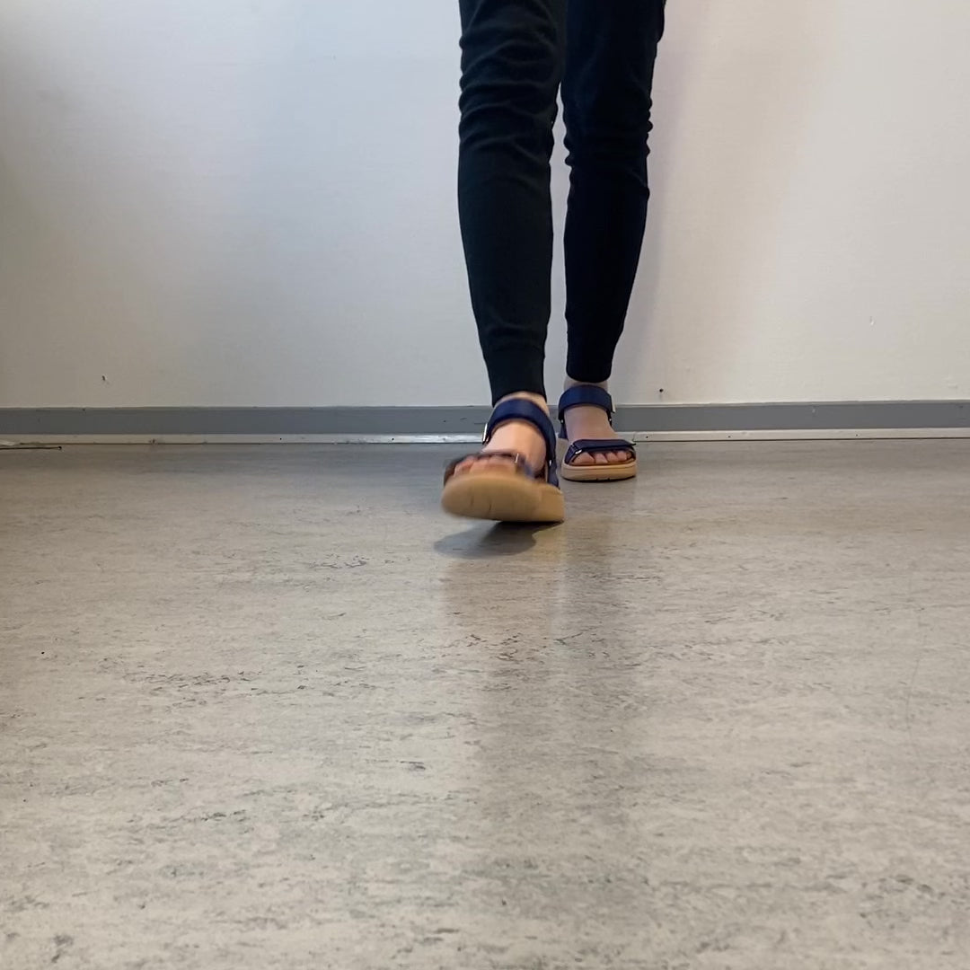 Indlæs video: Woden Line sandal – Koboltblå