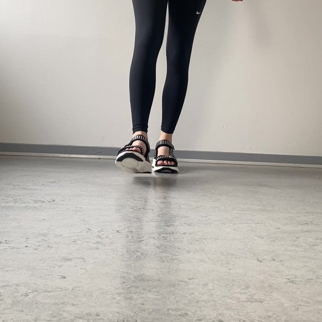 Indlæs video: Cruz sandal i sort – Stabil komfort i klassisk design