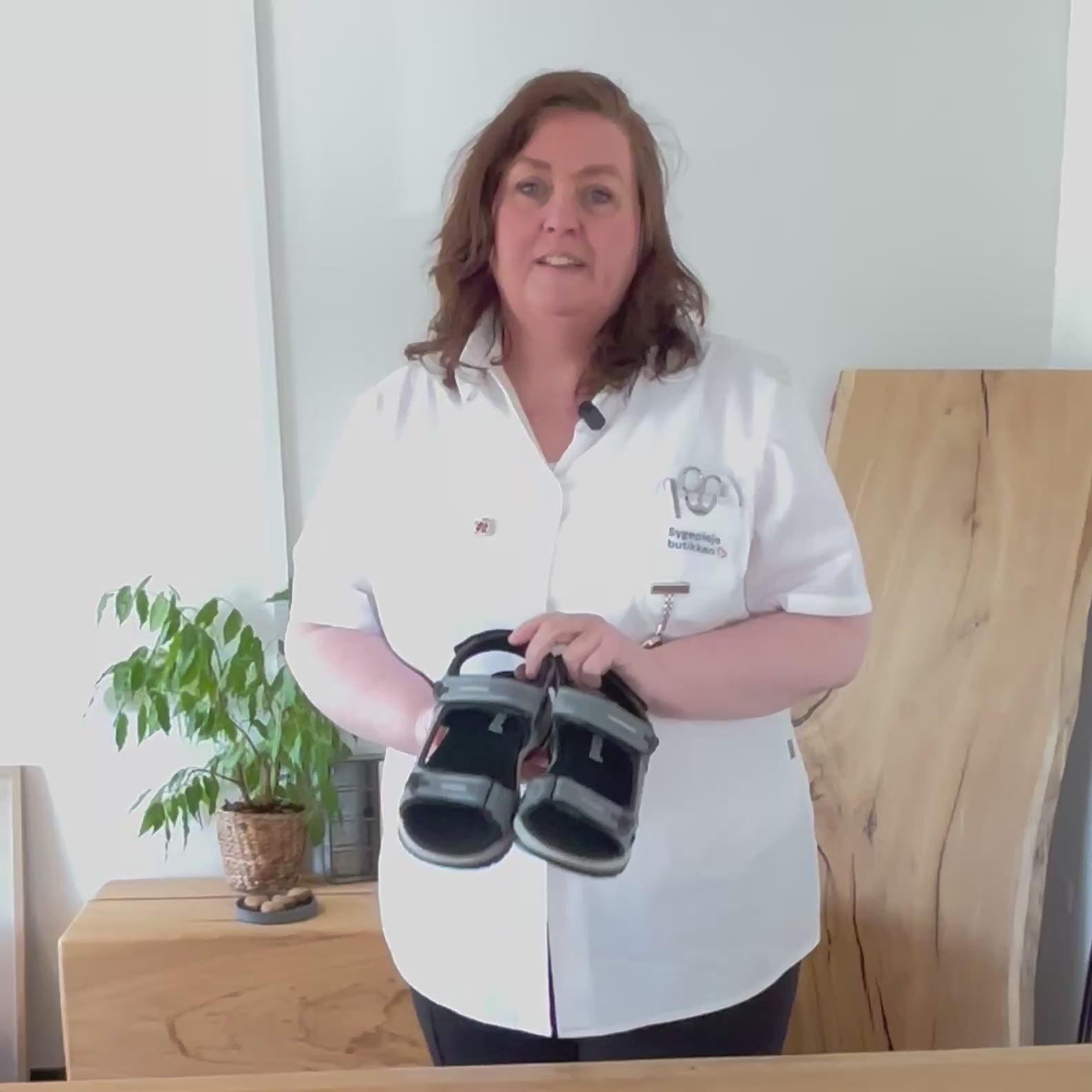 Indlæs video: Robust sandal med justerbar pasform i gråblå