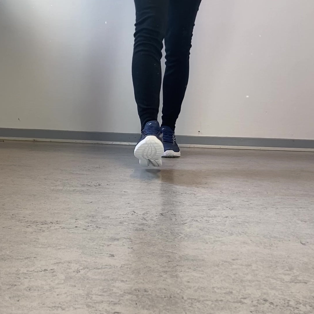 Indlæs video: Blå letvægts sneakers i mesh med stødabsorberende sål