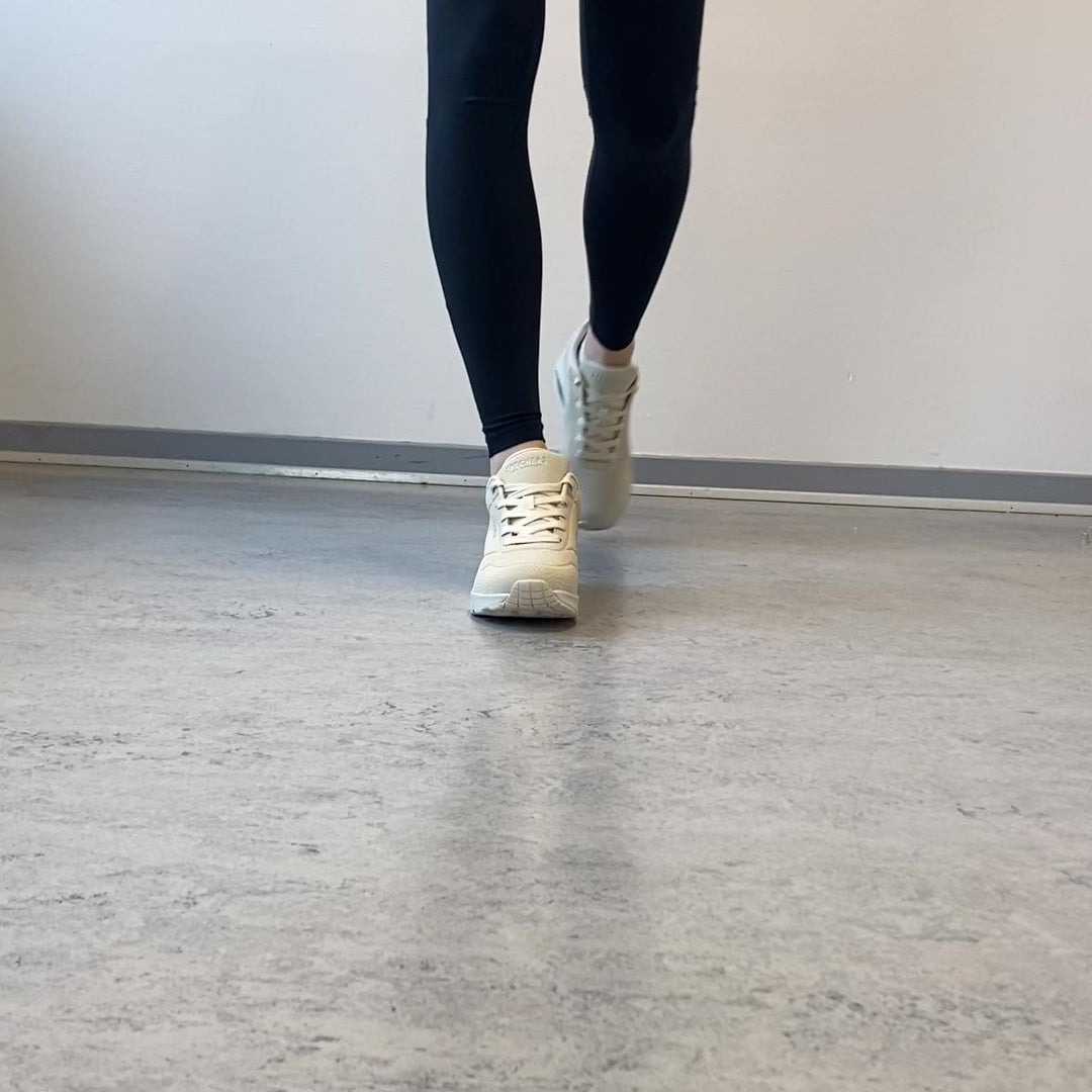 Indlæs video: Skechers Street™ UNO – Shiny Scale – Cremehvid